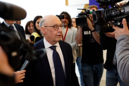 El exministro de Hacienda, Cristóbal Montoro, tras comparecer el pasado 14 de abril en la comisión de investigación del Congreso sobre la llamada Operación Cataluña.