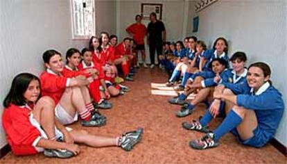 Alumnas de la escuela de ftbol femenino La Chopera del Retiro, el pasado jueves.