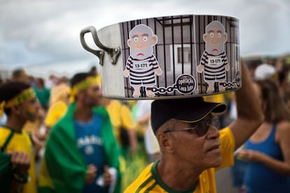 Un participante protesta contra el Gobierno brasileño en la playa de Copacabana, en Río de Janeiro (Brasil).