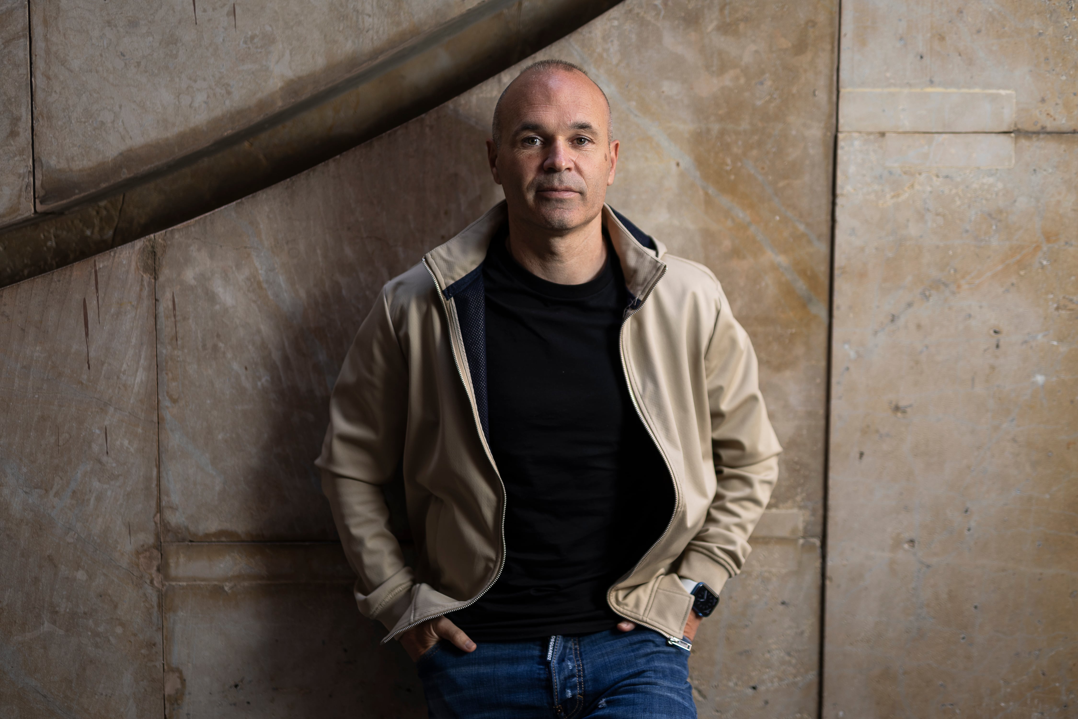 Andrés Iniesta, futbolista, fotografiado en un patio interior de la Casa Milà (La Pedrera) para una entrevista concedida a El País.
