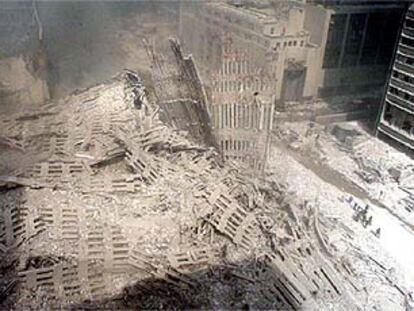 Un grupo de bomberos camina junto a los restos del World Trade Center.