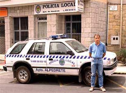 El vecino de Alpedrete Luciano Díaz del Pino, delante de la sede de la Policía Local, ayer al mediodía.