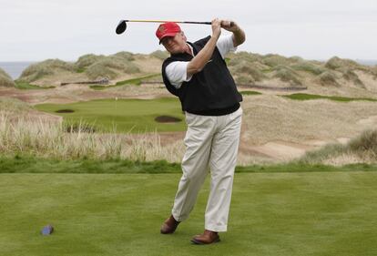 El multimillionario estadounidense Donald Trump jugando al golf en el campo que lleva su nombre en Aberdeen (Escocia), en 2014.