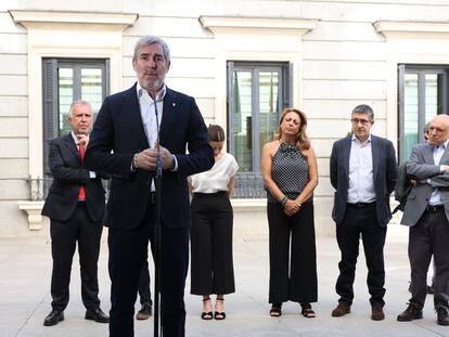 El presidente de Canarias, Fernando Clavijo, este lunes en el patio del Congreso. Detrás, de izquierda a derecha, el ministro Ángel Víctor Torres; el portavoz de Sumar, Íñigo Errejón (tapado por Clavijo); la ministra Sira Rego; la portavoz de Coalición Canaria, Cristina Valido; el socialista Patxi López y el secretario de Estado de Relaciones con las Cortes, Rafael Simancas.