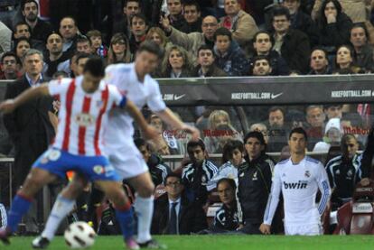 Cristiano Ronaldo, recién sustituido, observa cómo Agüero y Alonso se disputan el balón.