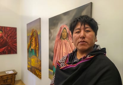 El artista boliviano Cristian Laime en 2024 en París, con algunas de las obras que se exponen en la galería de arte Artivistas, especializada en América Latina.