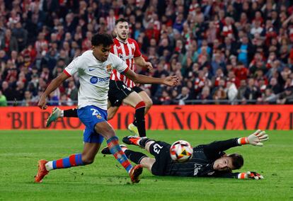 Lamine ante Agirrezabala, en el duelo entre el Athletic y el Barcelona en San Mamés.