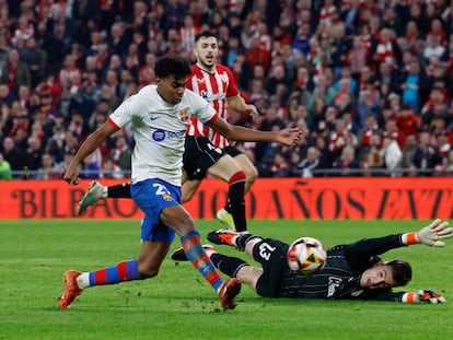 Lamine ante Agirrezabala, en el duelo entre el Athletic y el Barcelona en San Mamés.