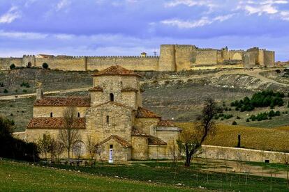 Las murallas de Urue&ntilde;a con la ermita rom&aacute;nica de la Anunciada en primer plano.