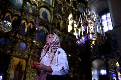 Una mujer realiza una oración en la iglesia de San Pedro y San Pablo en Kazán (Rusia), durante el torneo de fútbol de la Copa Mundial Rusia 2018.