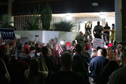 Partidarios del presidente Donald Trump se manifiestan afuera del Maricopa County Elections Department en Arizona.