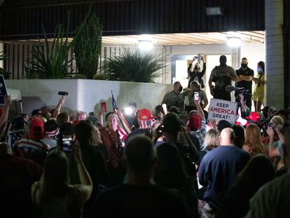 Partidarios del presidente Donald Trump se manifiestan afuera del Maricopa County Elections Department en Arizona.