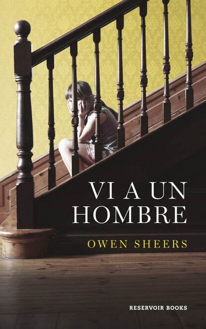 "Owen Sheers (Fiji, 1974) creció en Gales y su primera publicación en prosa fue una no-ficción; ambas cosas lo asocian con Michael, el protagonista de Vi a un hombre, que es un exitoso “periodista de inmersión” cuando conoce a una corresponsal de guerra llamada Catherine, de la que se enamora. Catherine muere en Pakistán mientras se encuentra haciendo un reportaje y Michael regresa a Londres, a un piso prestado, a intentar superar su pérdida. Es allí donde conoce a los Nelson, que lo integran a una vida hogareña no tan idílica como parece, y es a su casa a la que entra la tarde en la que, en busca de un destornillador que les ha prestado, y al encontrar la puerta trasera abierta, destroza sin quererlo la vida de todos ellos, también la propia". Por PATRICIO PRON