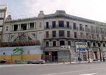 Fachada del teatro Alcalá Palace, ayer.