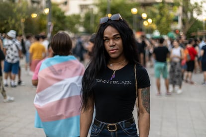 Ninoskha Sánchez, mujer cubana amiga de la asesinada Anna Hernández, momentos antes del comienzo de una manifestación contra la transfobia en Atenas, Grecia.