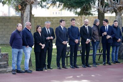 Adriana Lastra, Alfonso Fernández Mañueco y el alcalde de Villablino, Mario Rivas esperan la llegada de los féretros de los mineros fallecidos ayer en la mina asturiana de Degaña.