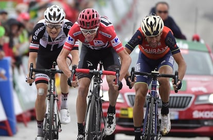 Christopher Froome (C), junto a Vicenzo Nibali (d), y Wilco Kelderman, en una etapa de La Vuelta. el 30 de agosto de 2017.