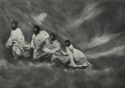 'Siroco en el Sahara' (1965) es la última gran imagen conocida de Ortiz Echagüe, aunque siguió haciendo fotos hasta 1968. Fallecido en 1980, su legado pasó al año siguiente a la Universidad de Navarra, donde su hijo impartía clases.