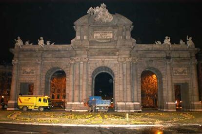 El camión empotrado en la Puerta de Alcalá tras la persecución.