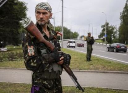 Um rebelde pró-Rússia em uma base em Donetsk.