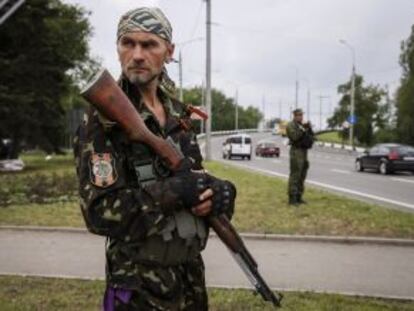 Um rebelde pró-Rússia em uma base em Donetsk.