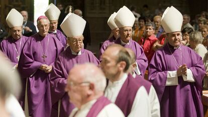 Los obispos vascos, durante la misa conjunta celebrada en la Catedral Nueva de Vitoria en memoria de los religiosos vascos que fueron ejecutados por el bando franquista durante la Guerra Civil.