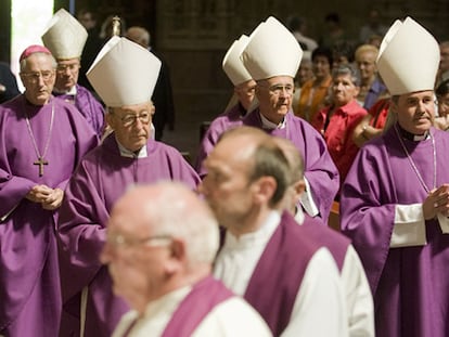 Los obispos vascos, durante la misa conjunta celebrada en la Catedral Nueva de Vitoria en memoria de los religiosos vascos que fueron ejecutados por el bando franquista durante la Guerra Civil.