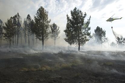 Un helicóptero suelta agua ayer en un incendio en Pereiro de Aguiar.