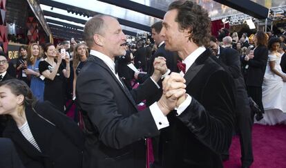 Woody Harrelson y Matthew McConaughey durante la gala de los Oscar en 2018. 