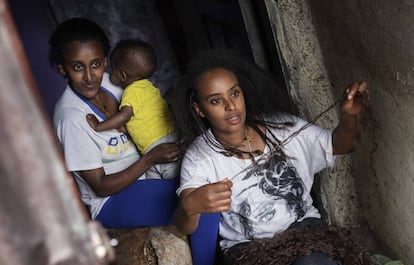 Medhanit Zewedu, con su hijo y una de sus vecinas, en Adís Abeba (Etiopía).