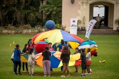 Niños y niñas participan en las actividades de la escuela de verano.