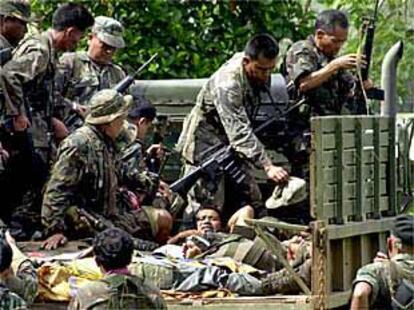 Un soldado filipino herido es transportado por sus compañeros a una escuela donde será atendido, ayer al sur del país.