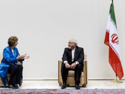 La jefa de la diplomacia de la UE y su homólogo iraní, en Ginebra, en octubre.