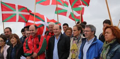 Andoni Ortuzar, en el centro, rodeado de los miembros del Euskadi Buru Batzar, en la cima del monte Larrun.