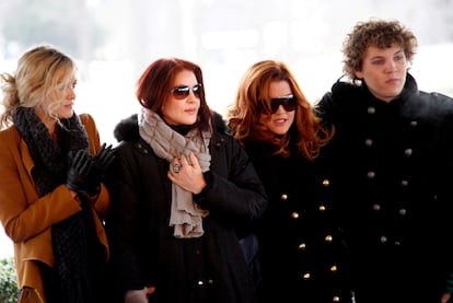 Riley Keough, Priscilla Presley, Lisa Marie Presley y Benjamin Keough, en la conmemoración del 75º cumpleaños de Elvis Presley, en enero de 2010.