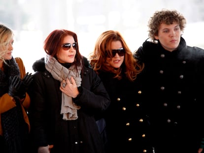 Riley Keough, Priscilla Presley, Lisa Marie Presley y Benjamin Keough, en la conmemoración del 75º cumpleaños de Elvis Presley, en enero de 2010.