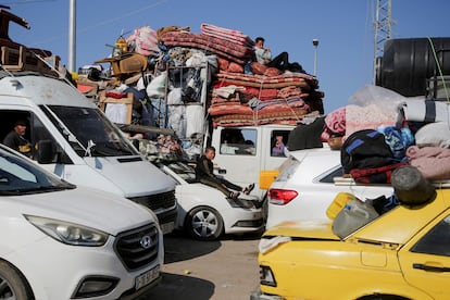 Palestinos desplazados, en sus vehículos y con sus pertenencias, esperan para regresar a sus hogares en el norte de Gaza, este lunes.