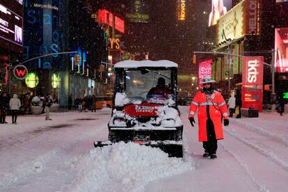 Un pequeño tractor trata de limpiar Times Square durante la tormenta de nieve.