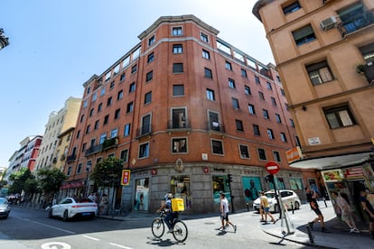 Edificio de la calle de Toledo en Madrid donde han cerrado 10 pisos turísticos por orden judicial.
