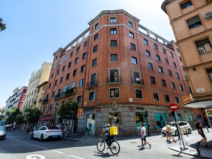 Edificio de la calle de Toledo en Madrid donde han cerrado 10 pisos turísticos por orden judicial.