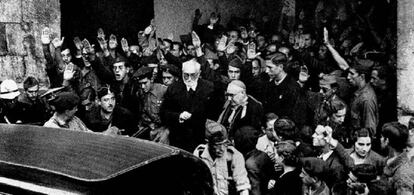 Unamuno a su salida de la Universidad de Salamanca tras el incidente con Millán Astray.