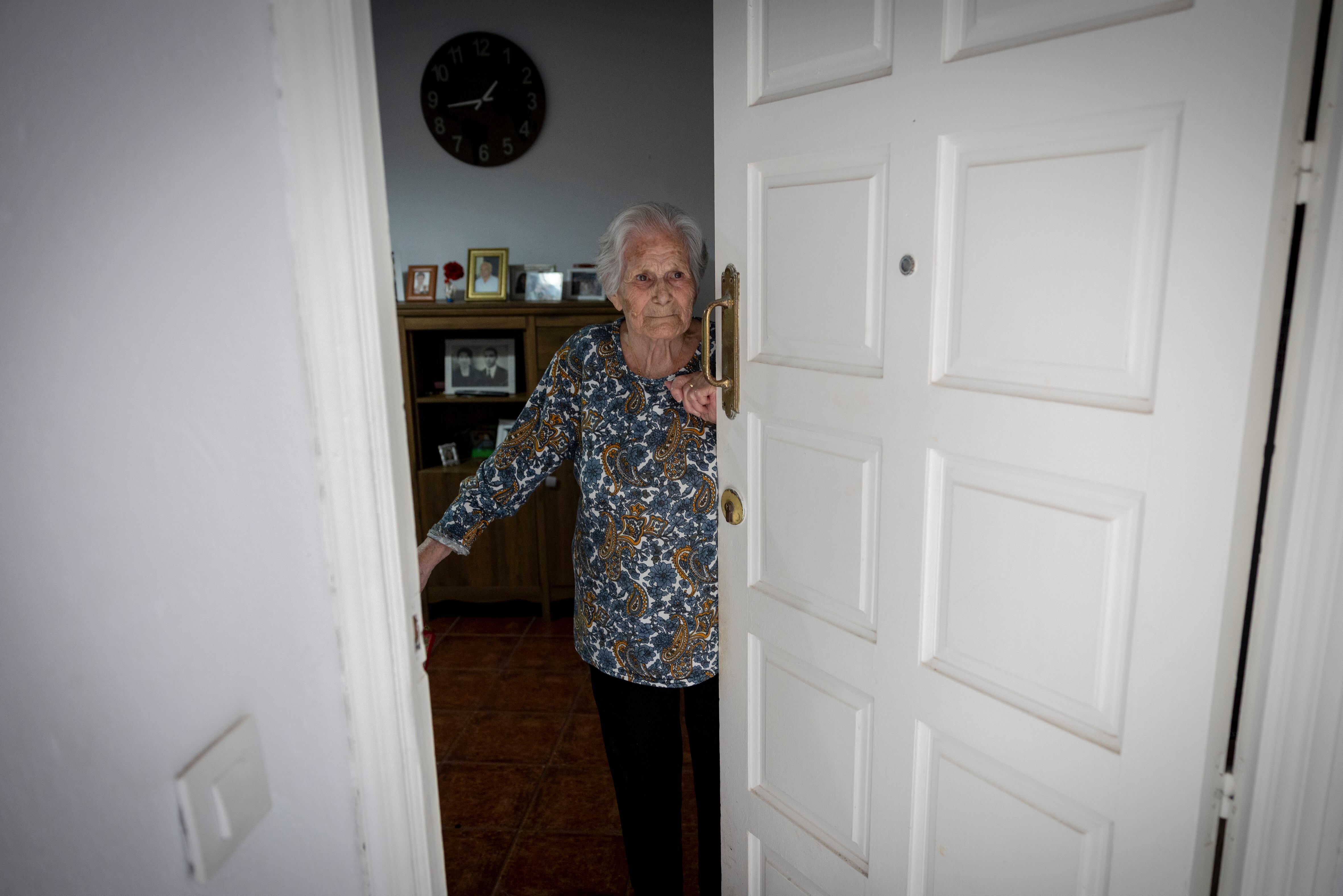 María, en la puerta de su domicilio en Cádiz.