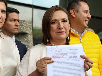 Xóchitl Gálvez muestra la denuncia que interpuso este lunes en contra de Claudia Sheinbaum, en la la Fiscalía Especializada en materia de Delitos Electorales, en Ciudad de México.