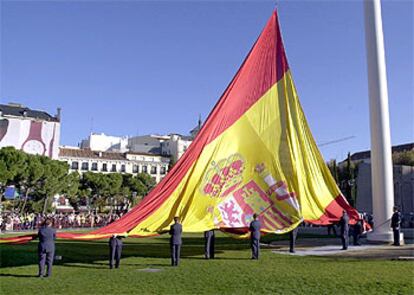 Uno de los actos de homenaje a la Carta Magna: la izada de la bandera en la Plaza del Descubrimiento, esta mañana en Madrid.