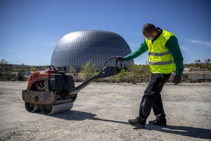 Un trabajador en los alrededores de la Ciudad de la Justicia de Madrid, este sábado. La Comunidad de Madrid tiene previsto poner en funcionamiento en la capital, previsiblemente a partir de este lunes, una segunda gran morgue para fallecidos por el coronavirus que complemente a la que ya funciona en el Palacio de Hielo y a las de diferentes hospitales.