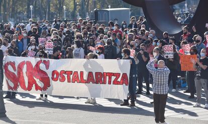 Trabajadores de la hostelería se concentran este viernes frente al Ayuntamiento de Bilbao.