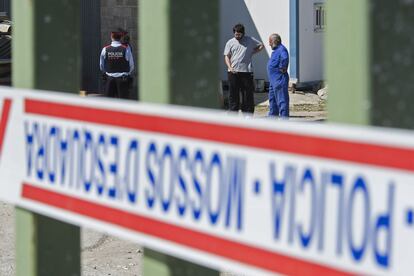 Los Mossos junto a dos vecinos en la empresa de bigas
