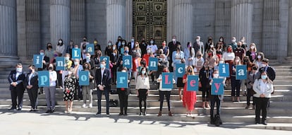 La ministra de Derechos Sociales, Ione Belarra, en el centro, este jueves frente al Congreso, junto a diputados de otros grupos parlamentarios y representantes de organizaciones de infancia.