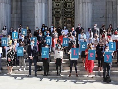 La ministra de Derechos Sociales, Ione Belarra, en el centro, este jueves frente al Congreso, junto a diputados de otros grupos parlamentarios y representantes de organizaciones de infancia.