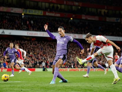 Trossard remata el 3-1 ante Van Dijk y Elliott, este domingo en el Etihad.